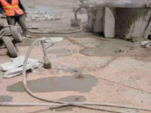 五寨水泥混凝土路面板底注浆技术 路面脱空注浆整治方案