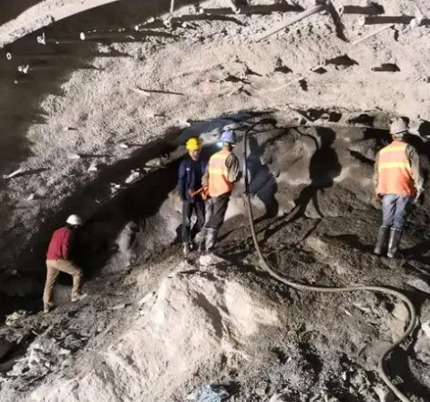 五寨拱顶带模注浆料的施工流程及注意事项